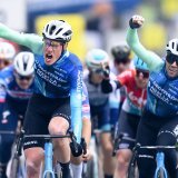 Dorian Godon (à gauche), célèbre sa victoire à Fribourg, son coéquipier Andrea Vendrame également. l KEYSTONE/LAURENT GILLIERON